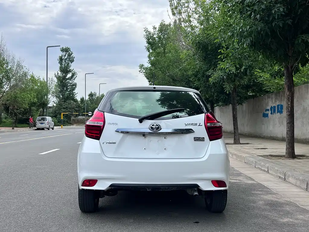 Toyota Yaris L 2017 — фото 9