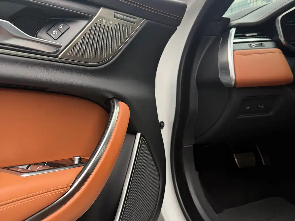 Jaguar XFL 2024 — фото 12