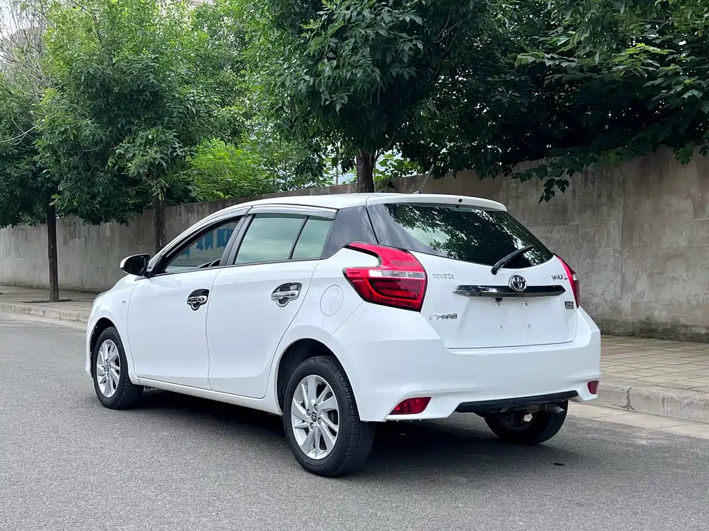 Toyota Yaris L 2017 — фото 10
