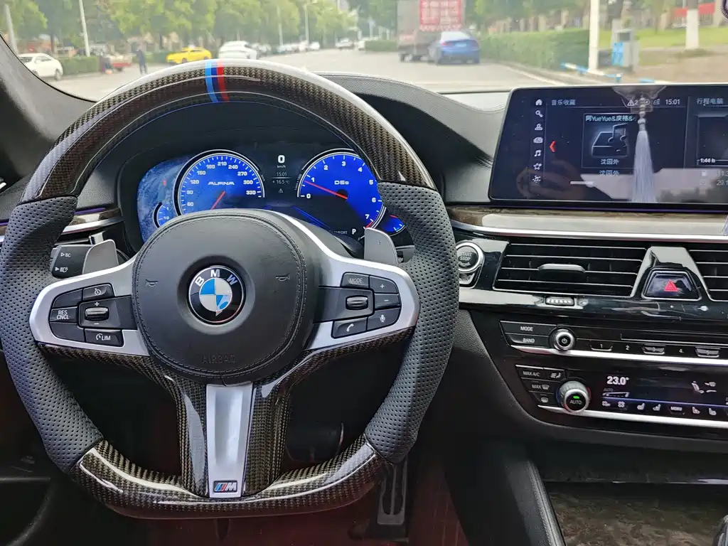 BMW 5 Series 2019 — фото 10