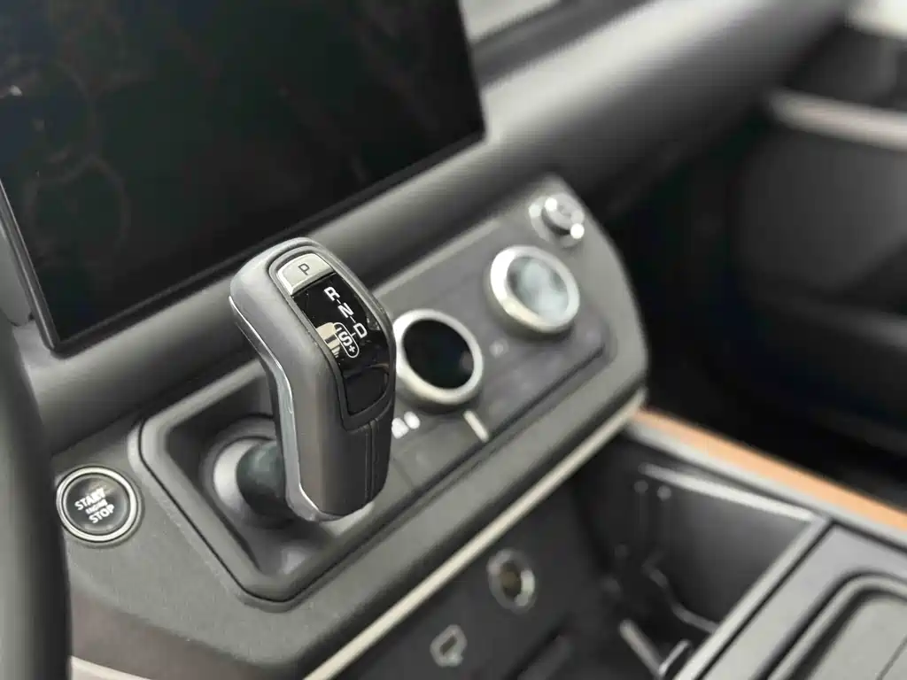 Land Rover Defender 2023 — фото 13