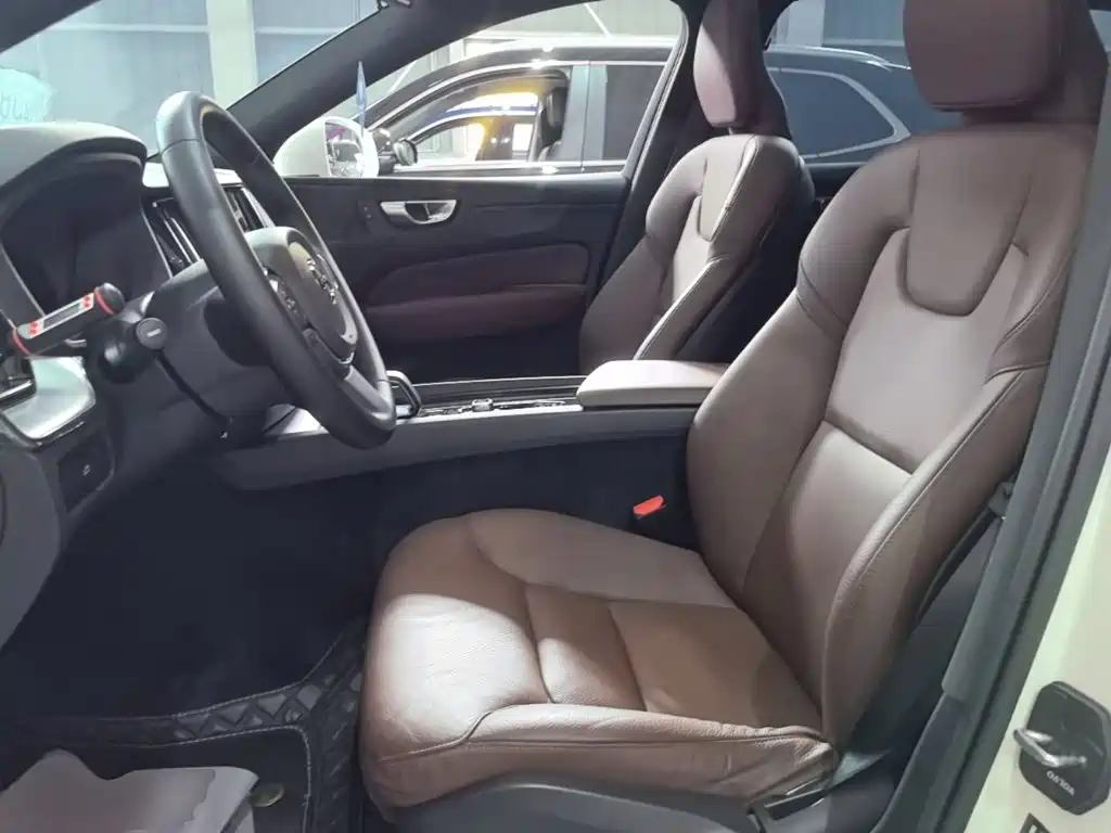 Volvo XC60 2023 — фото 15