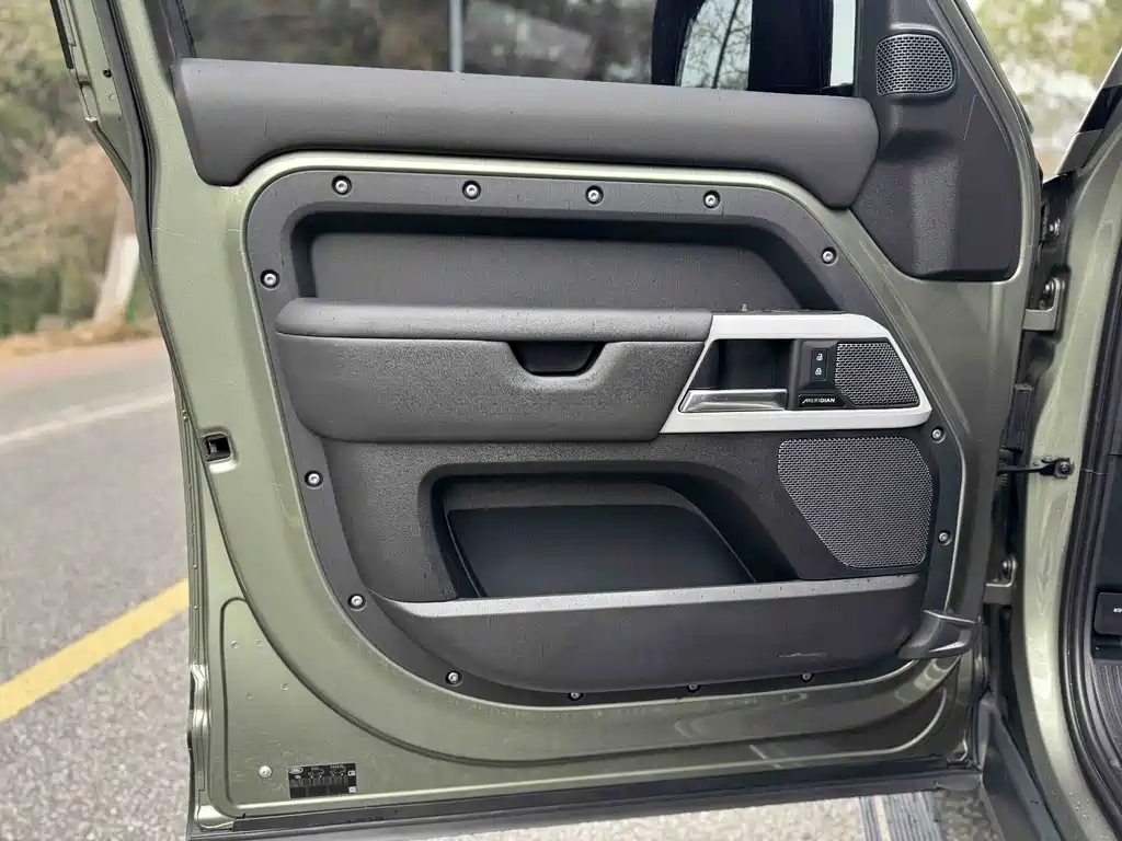 Land Rover Defender 2023 — фото 18