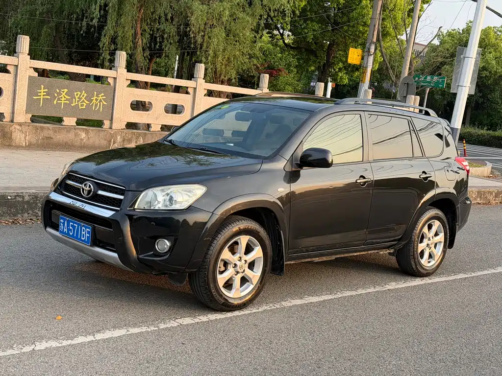 Toyota RAV4 2010 — фото 1
