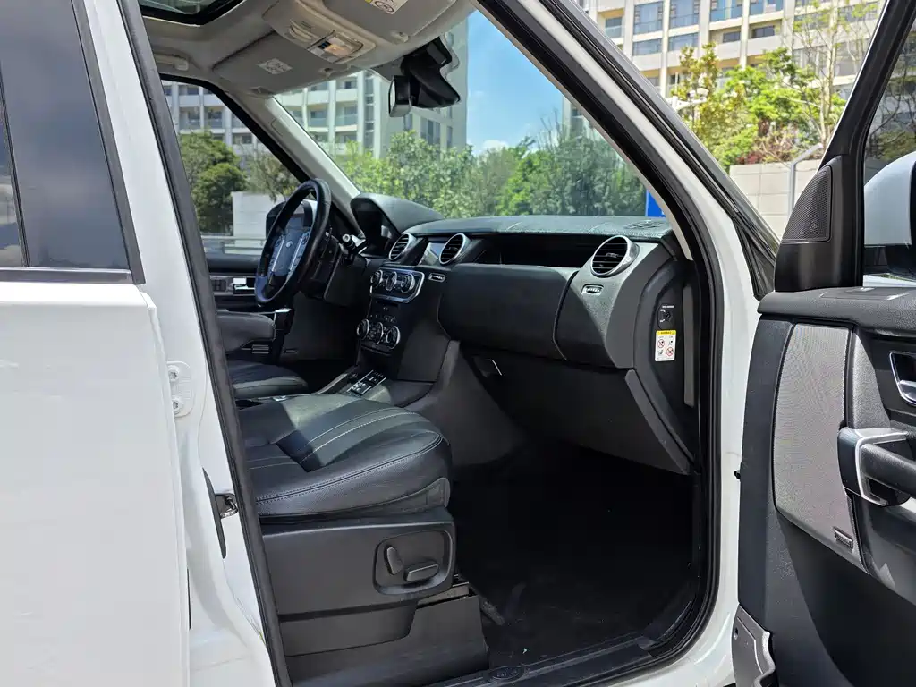 Land Rover Discovery 2015 — фото 8