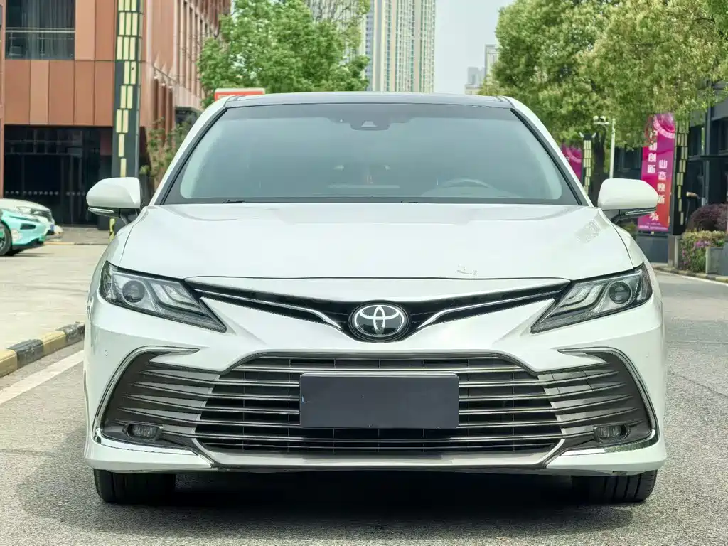 Toyota Camry 2022 — фото 2