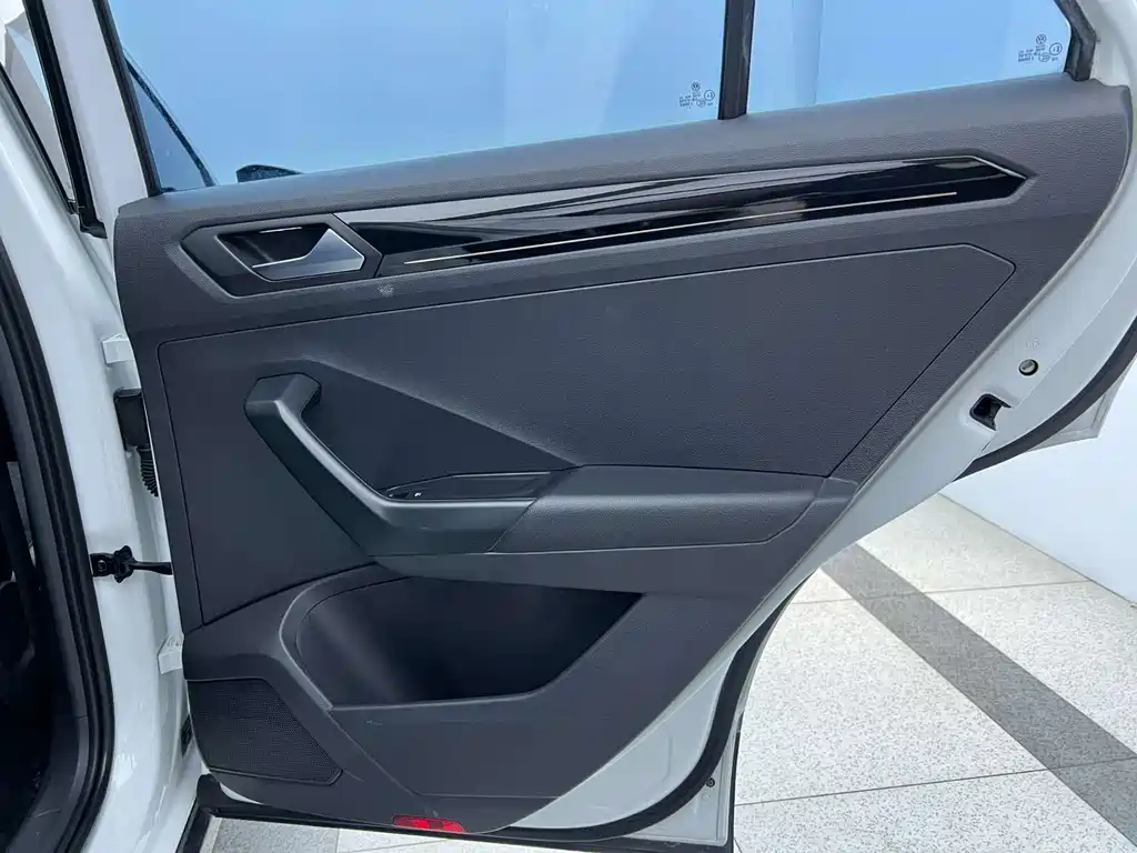 Volkswagen T-Roc 2021 — фото 9