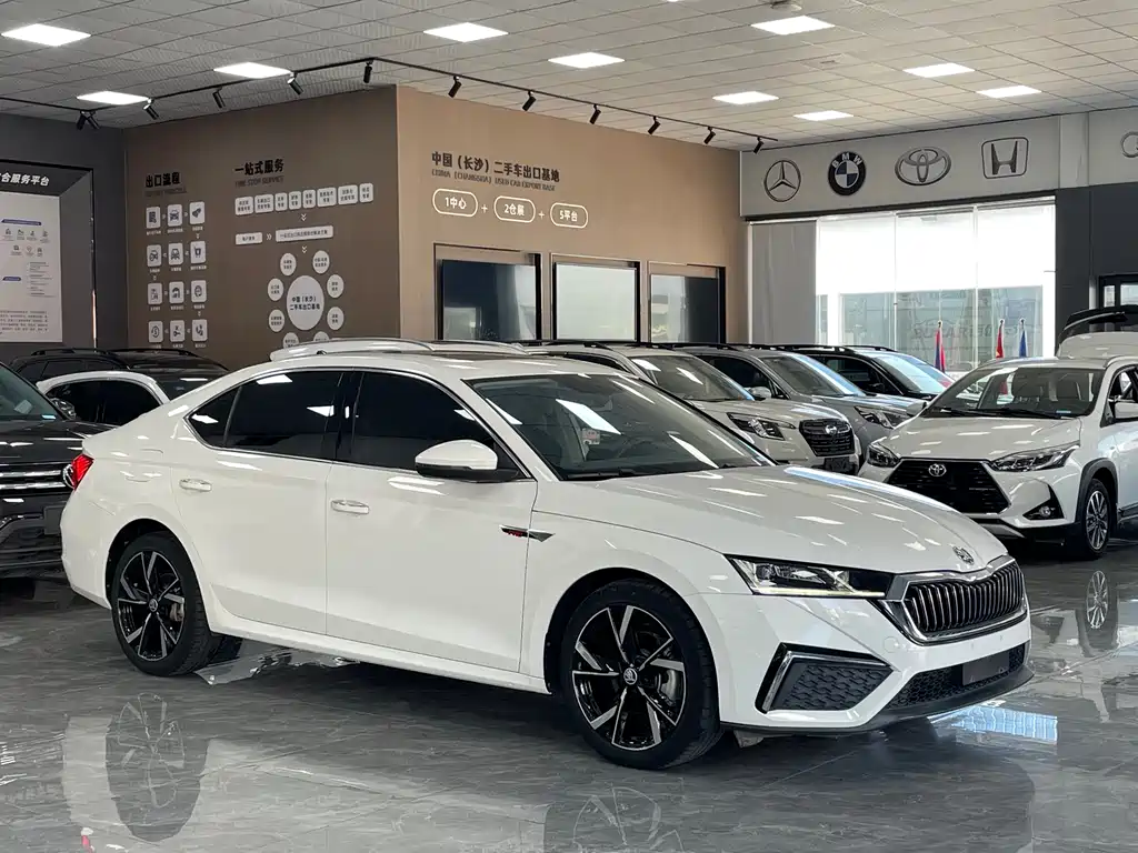 Skoda Octavia 2022 — фото 3