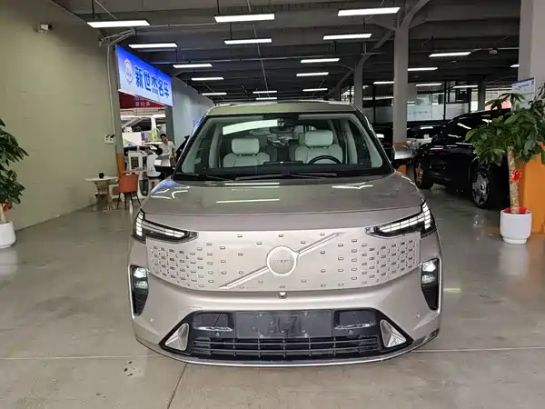 Volvo EM90 2024