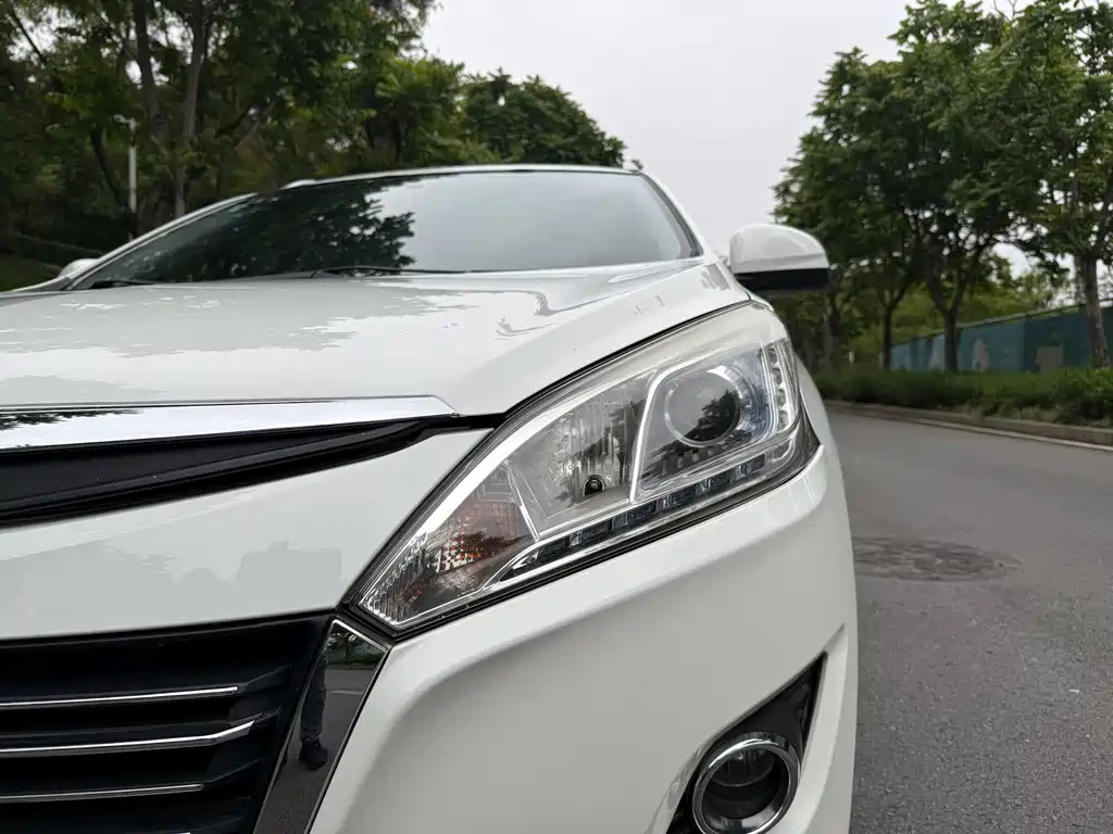 Luxgen You6 SUV 2016 — фото 17