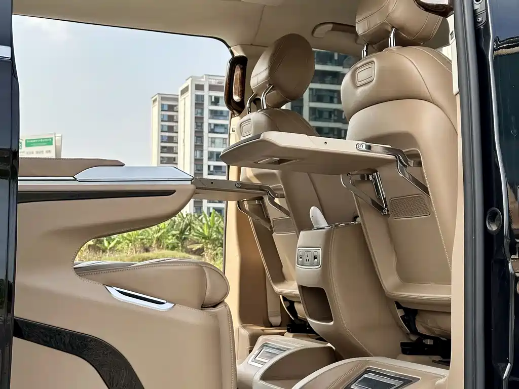 Mercedes-Benz V-Class 2020 — фото 17
