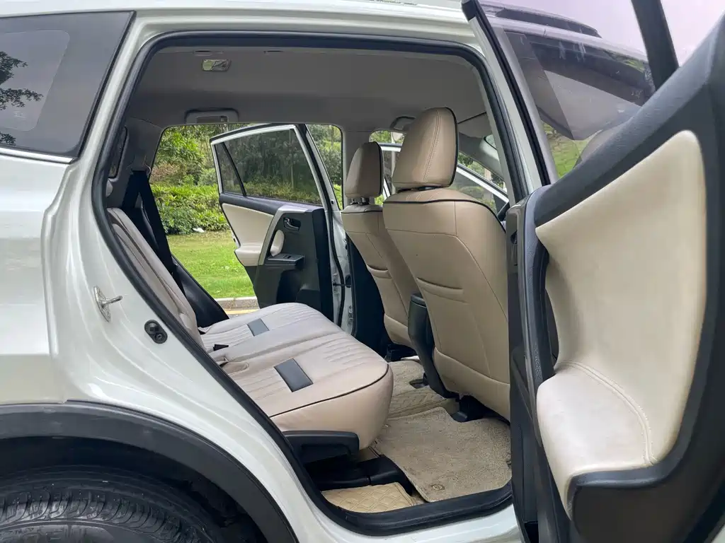 Toyota RAV4 2017 — фото 11