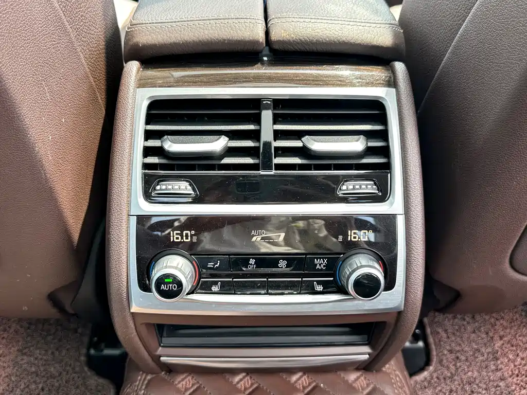 BMW 7 Series 2017 — фото 21