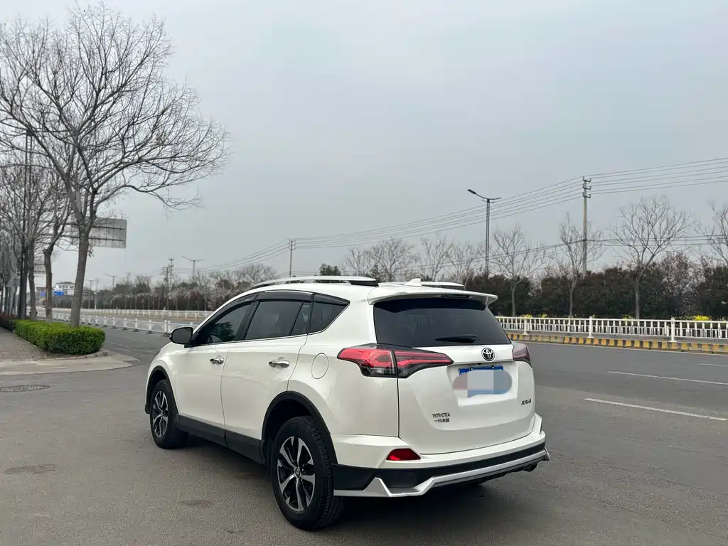 Toyota RAV4 2019 — фото 3
