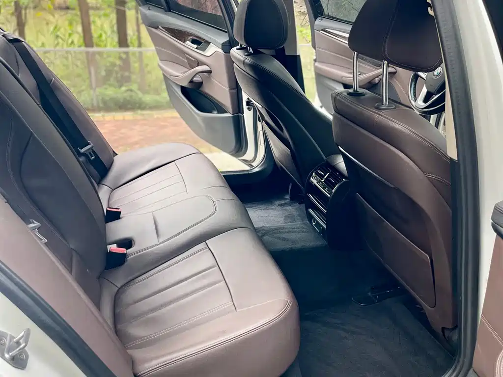 BMW 5 Series 2019 — фото 11