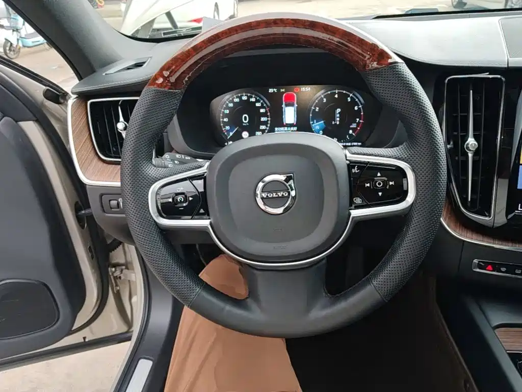 Volvo XC60 2020 — фото 11