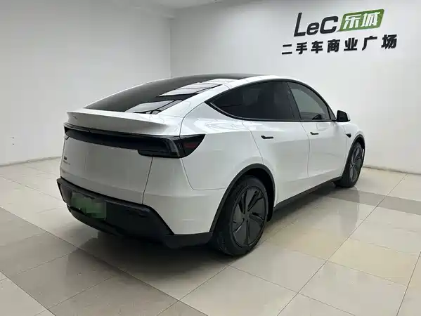 Tesla Model Y 2025