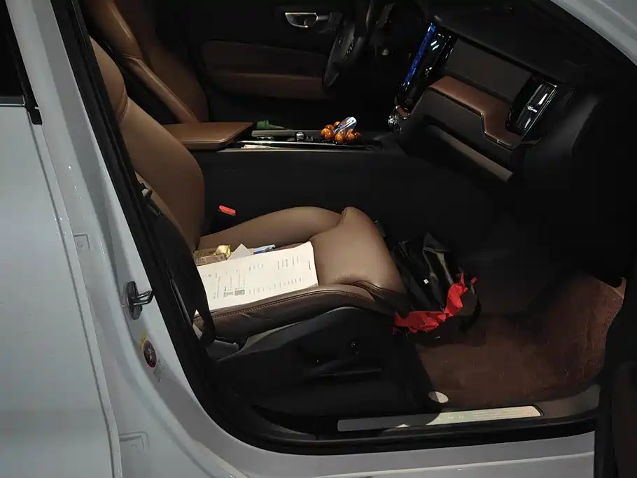 Volvo XC60 PHEV 2025 — фото 8