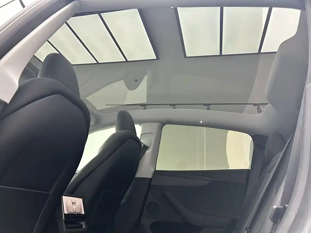 Tesla Model Y 2025 — фото 9