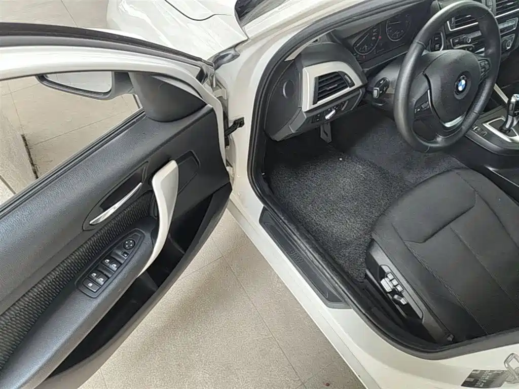 BMW 1 Series 2018 — фото 16