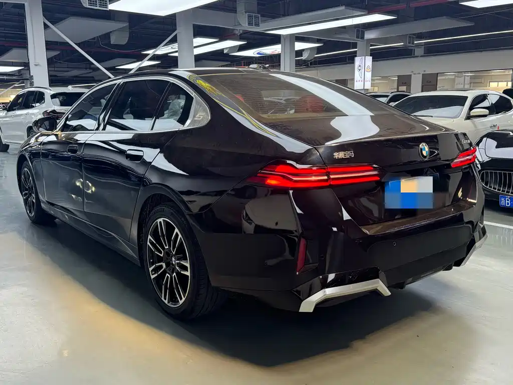 BMW 5 Series 2025 — фото 15