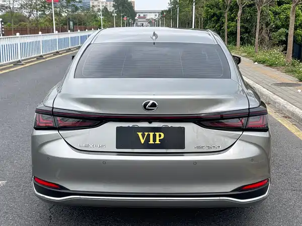 Lexus ES 2025