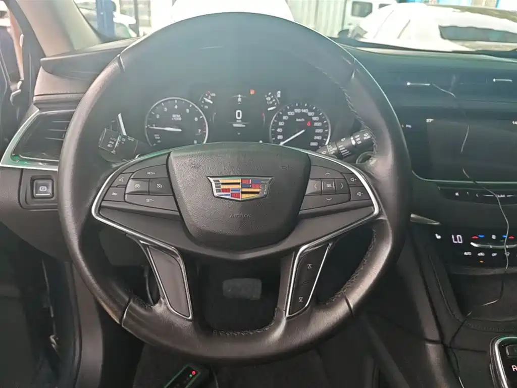 Cadillac XT5 2018 — фото 11