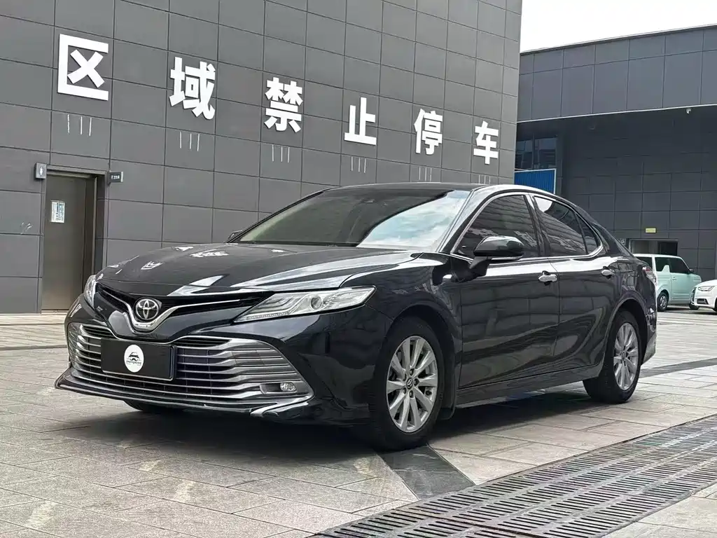 Toyota Camry 2018 — фото 1