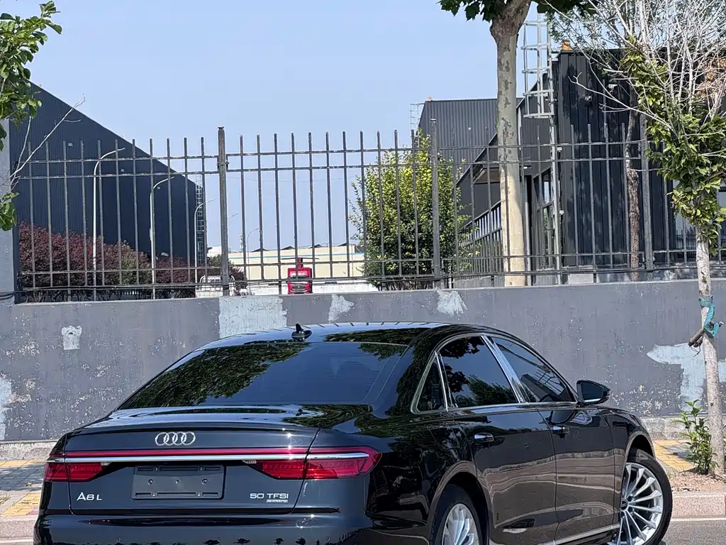 Audi A8 2021 — фото 8