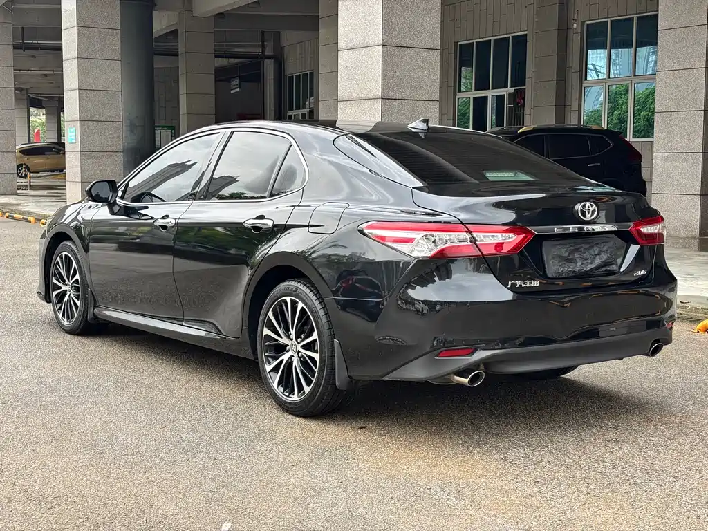 Toyota Camry 2023 — фото 5