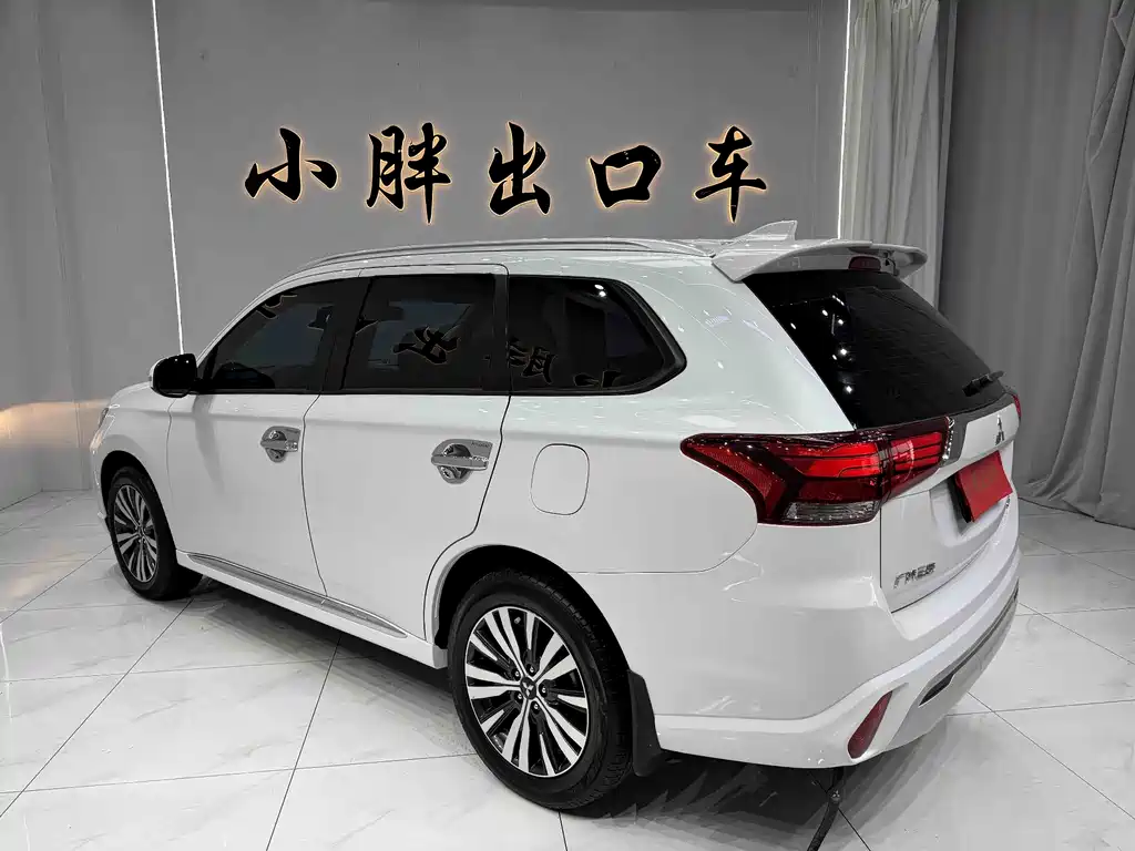 Mitsubishi Outlander 2023 — фото 13