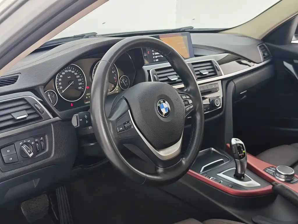 BMW 3 Series 2019 — фото 23