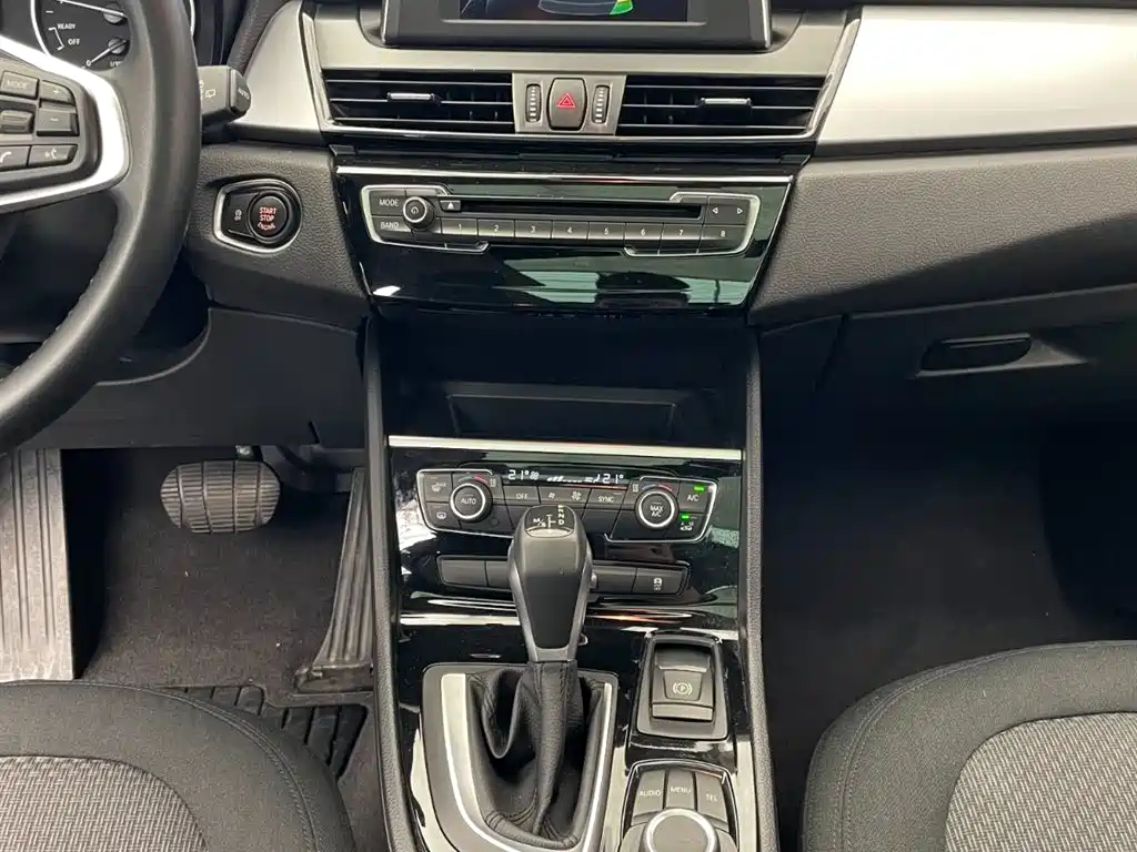 BMW 2 Series Active Tourer 2017 — фото 9