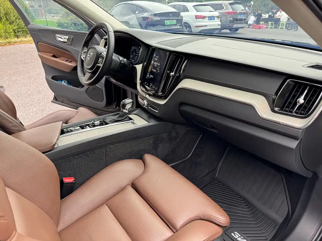 Volvo XC60 2018 — фото 18