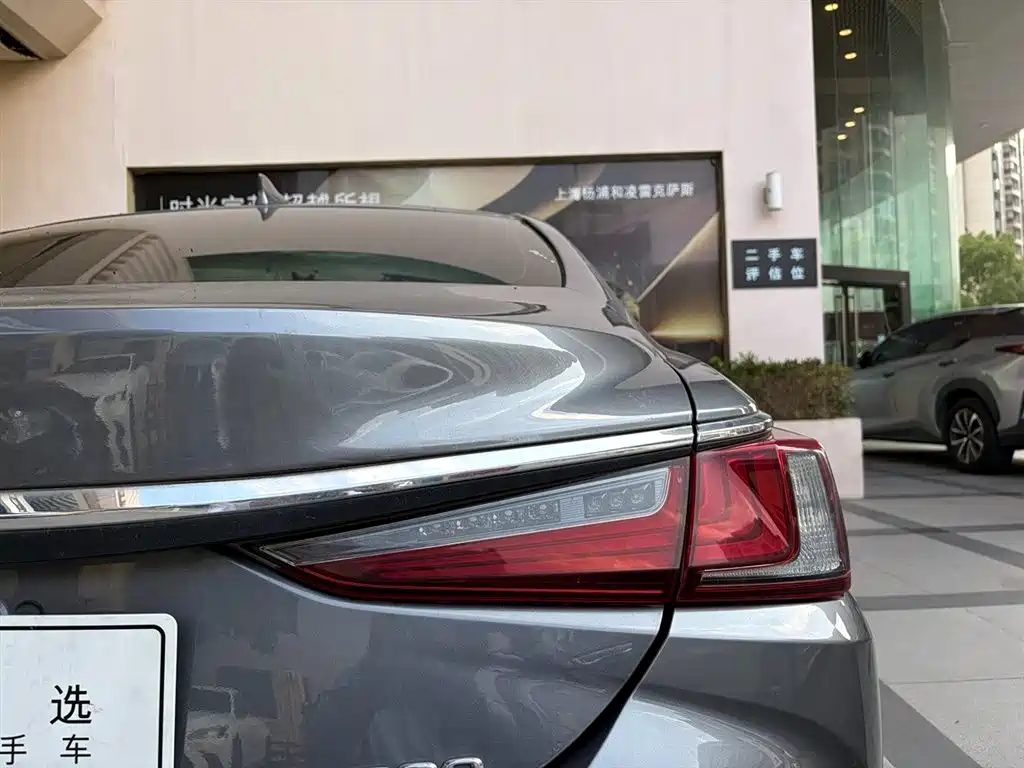 Lexus ES 2020 — фото 12
