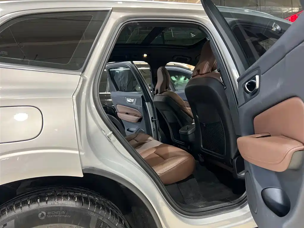 Volvo XC60 2022 — фото 16