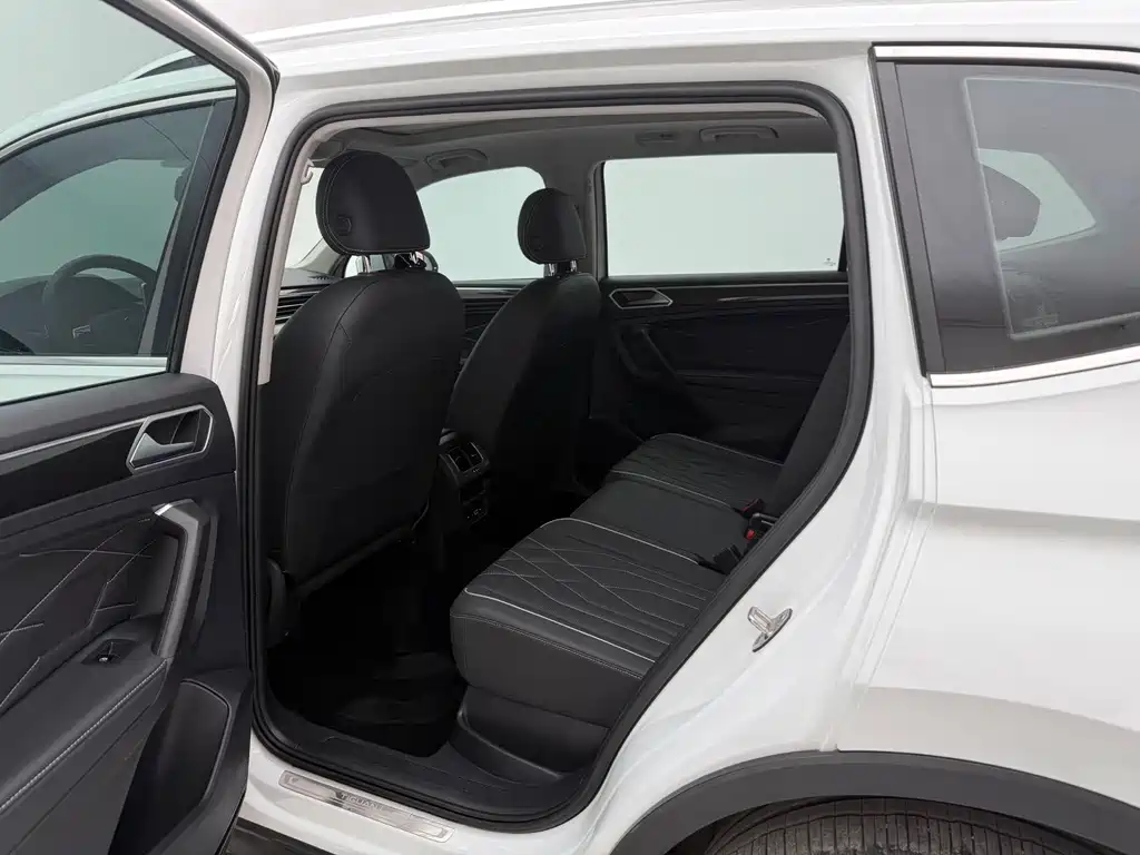 Volkswagen Tiguan L 2023 — фото 8