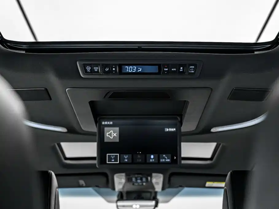 Toyota Vellfire 2022 — фото 10