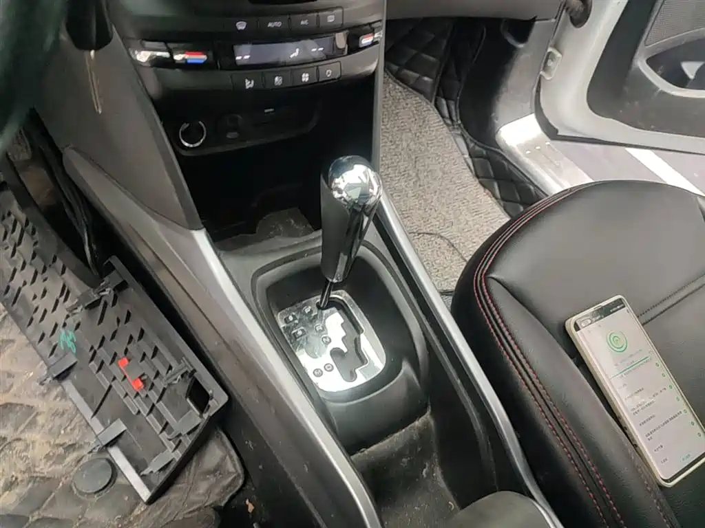 Peugeot 2008 2015 — фото 14