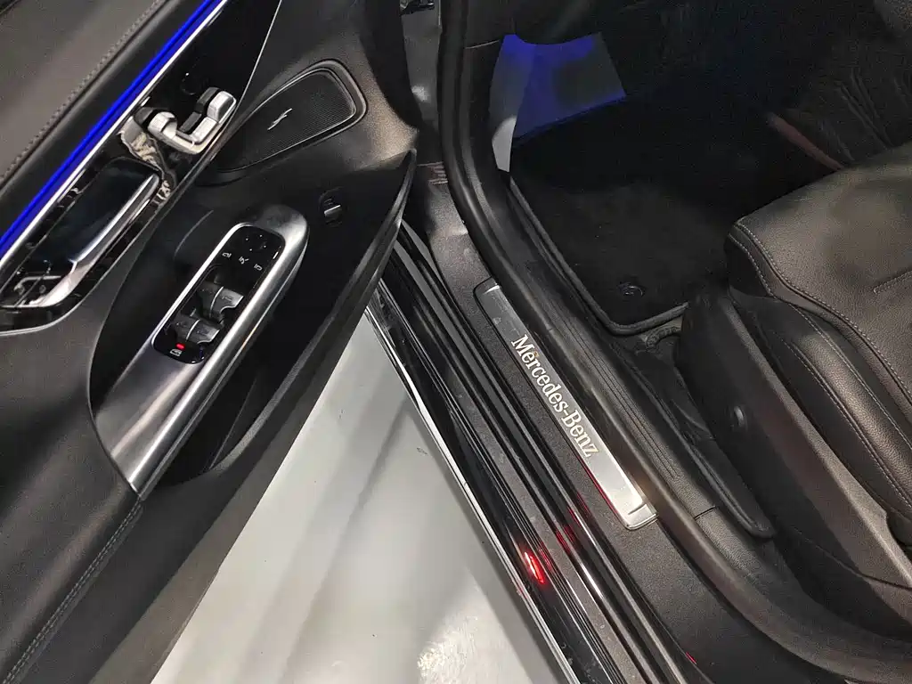Mercedes-Benz C-Class 2025 — фото 4