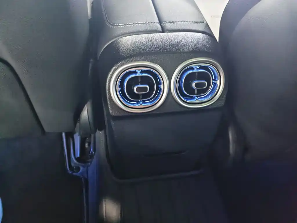 Mercedes-Benz C-Class 2025 — фото 12