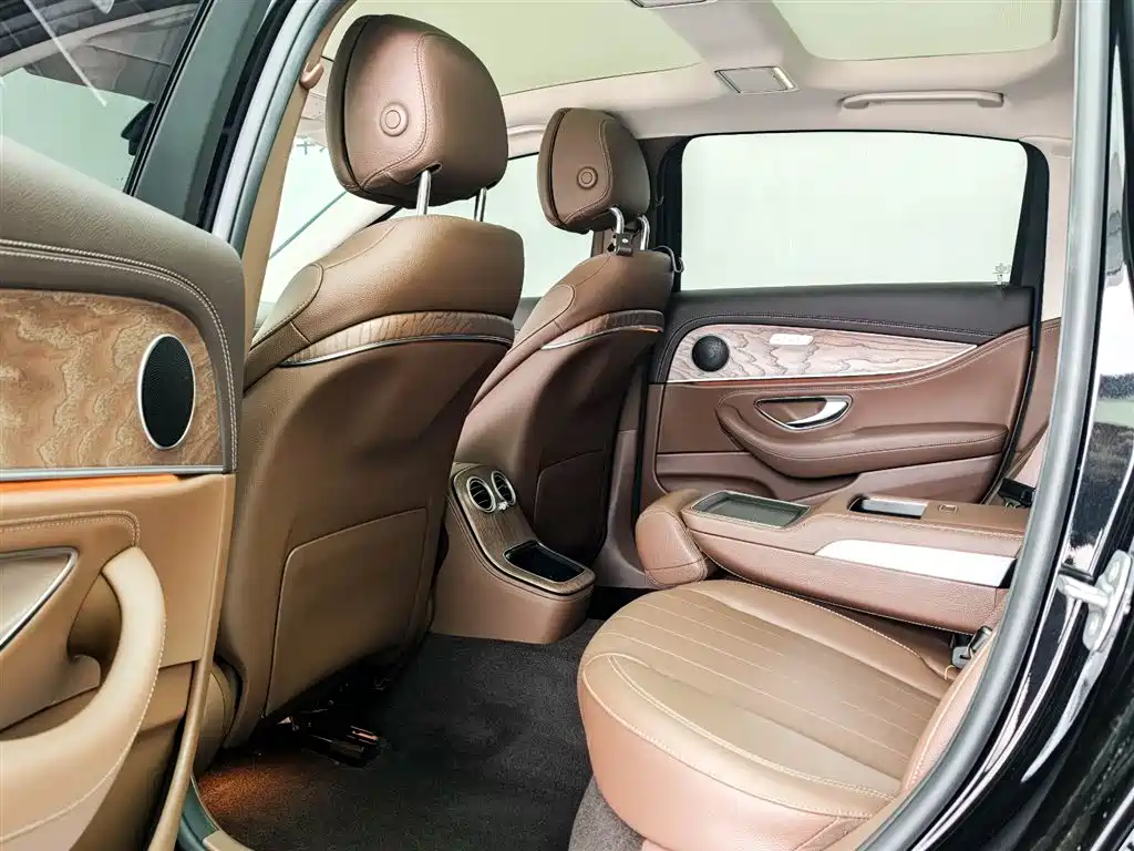 Mercedes-Benz E-Class 2023 — фото 10