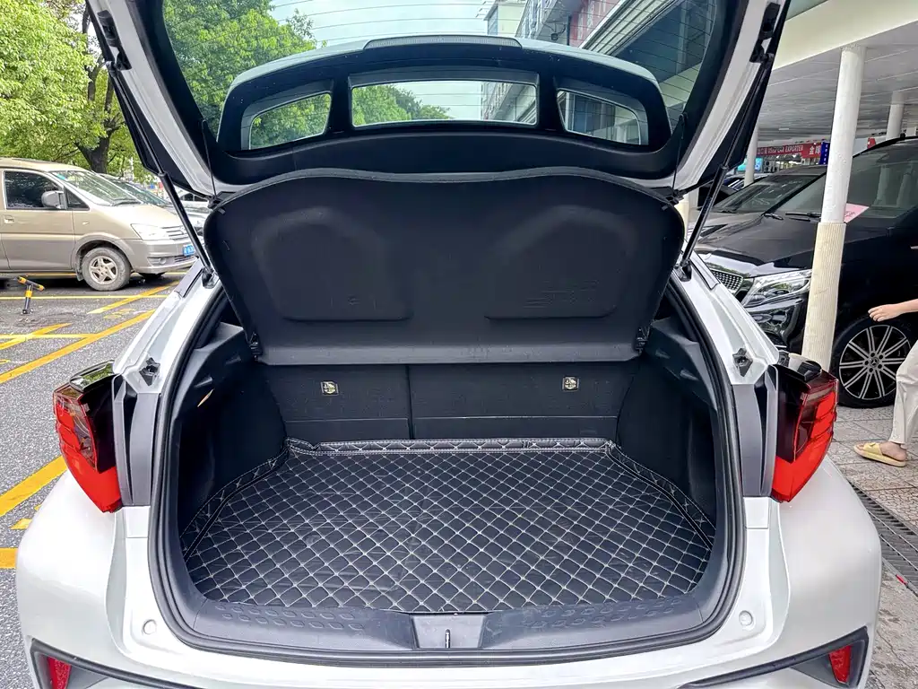 Toyota C-HR 2023 — фото 10