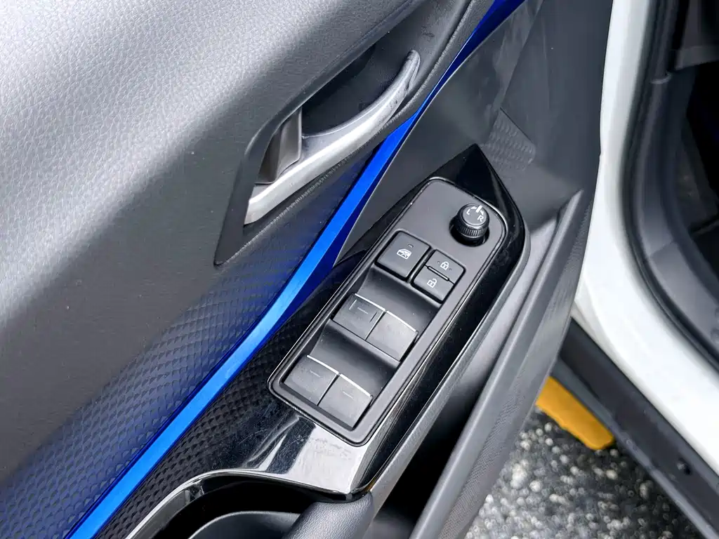 Toyota C-HR 2023 — фото 27