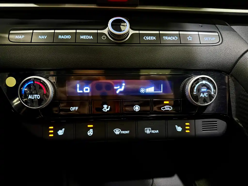 Hyundai Elantra 2023 — фото 8