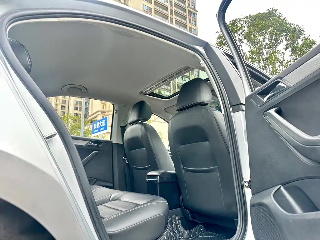 Volkswagen Jetta 2015 — фото 25