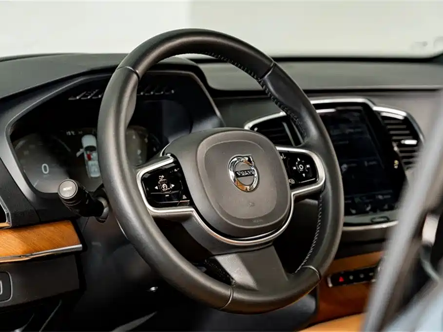 Volvo XC90 2018 — фото 14