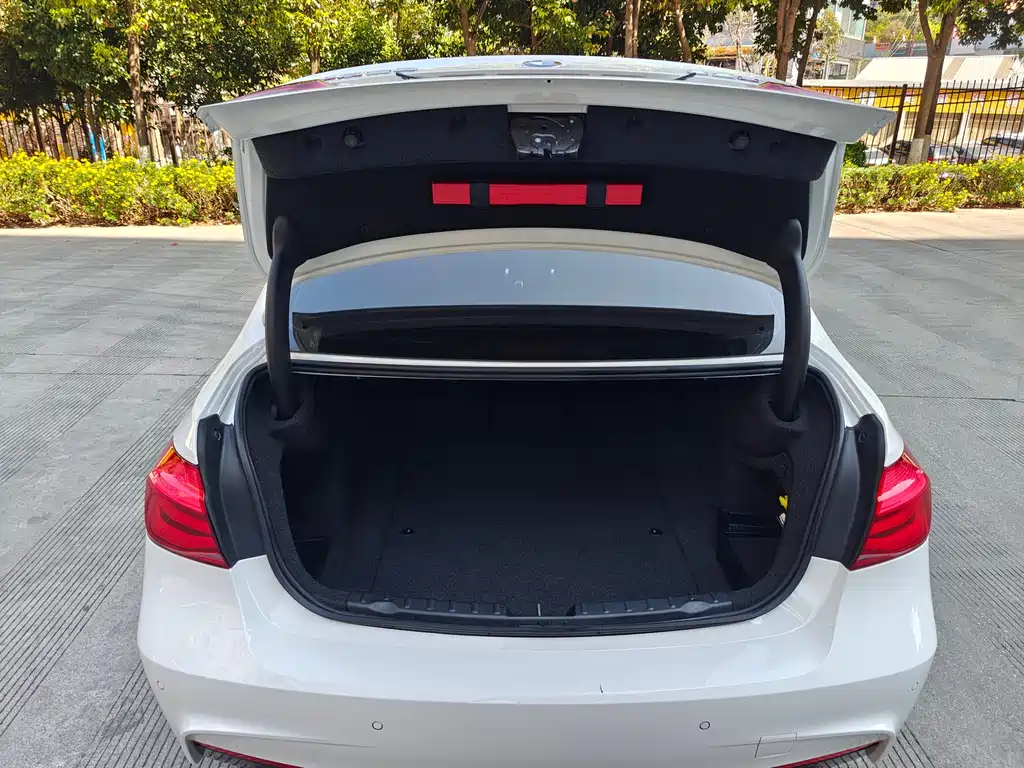 BMW 3 Series 2019 — фото 18