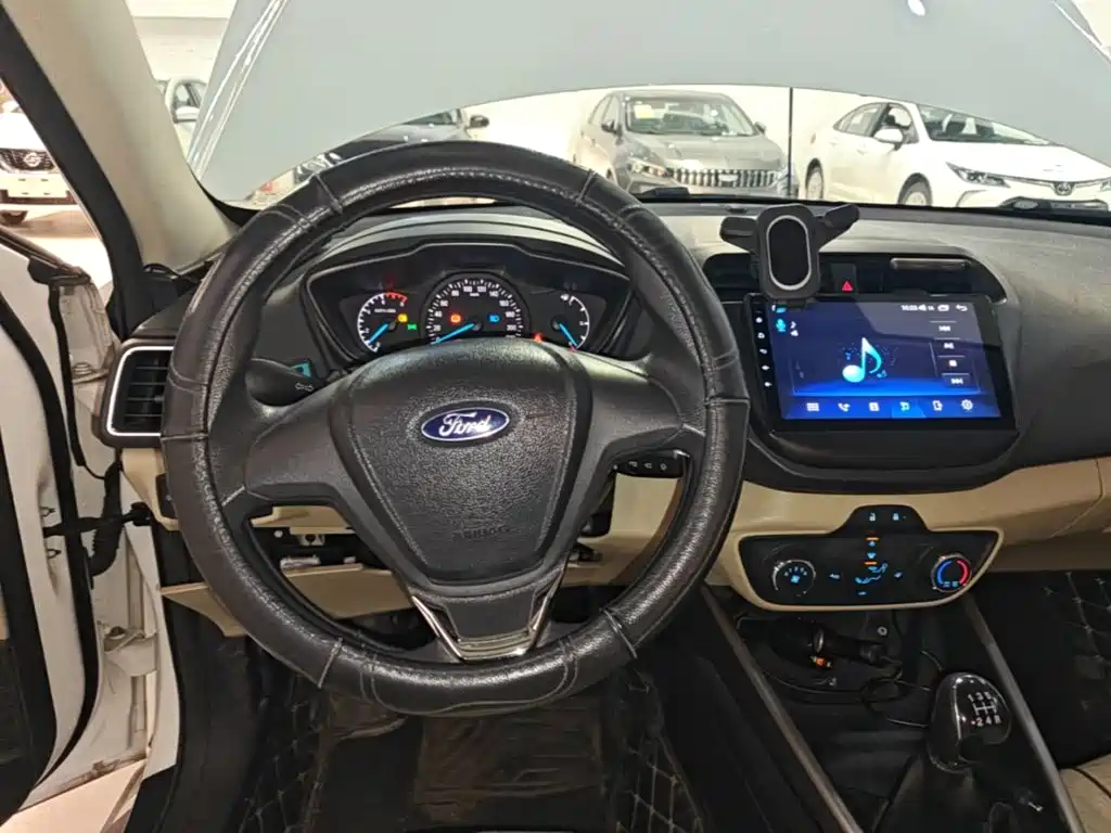Ford Escort 2017 — фото 11