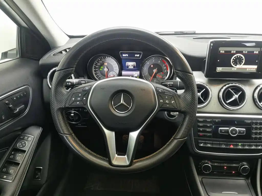 Mercedes-Benz GLA 2015 — фото 11